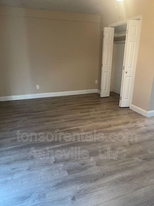 321 Lake Cir Dr in Hendersonville, NC - Building Photo - Building Photo