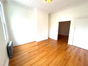 303 Onderdonk Ave in Queens, NY - Building Photo - Building Photo