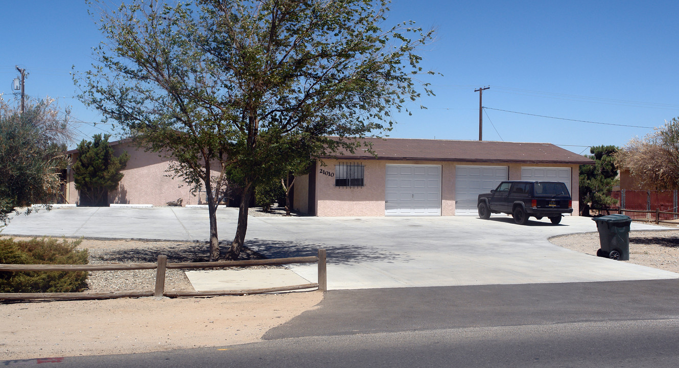 21010 Sitting Bull Rd in Apple Valley, CA - Building Photo