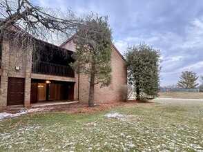 256 Willowbrook Dr in North Brunswick, NJ - Building Photo - Building Photo