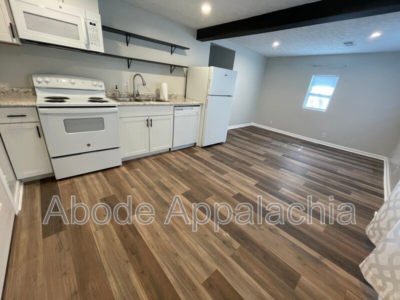 1231 Collins Hwy in Pikeville, KY - Building Photo