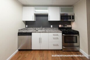 28 Monmouth St, Unit 1 in Boston, MA - Building Photo