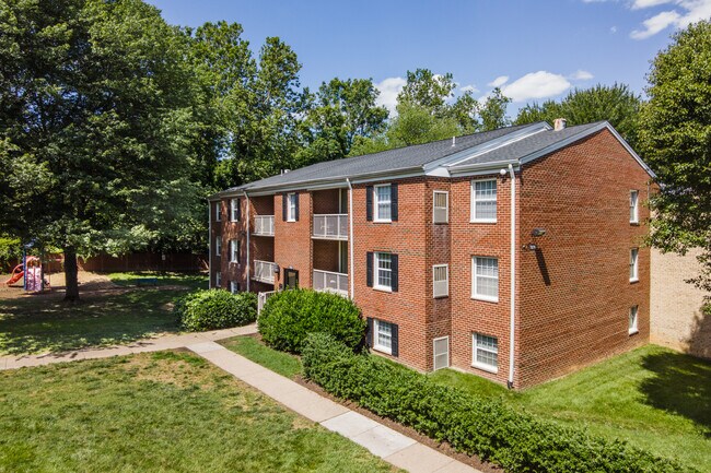 Springfield Square in Springfield, VA - Building Photo - Building Photo