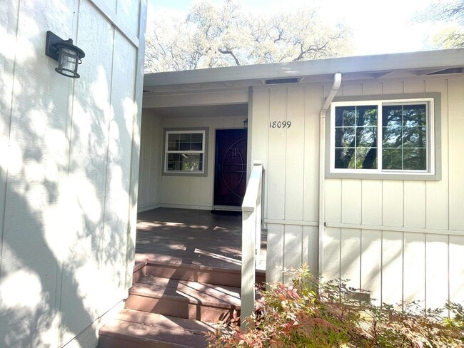 18099 Jayhawk Dr in Penn Valley, CA - Building Photo - Building Photo