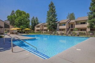 Renaissance Apartments in Fresno, CA - Building Photo