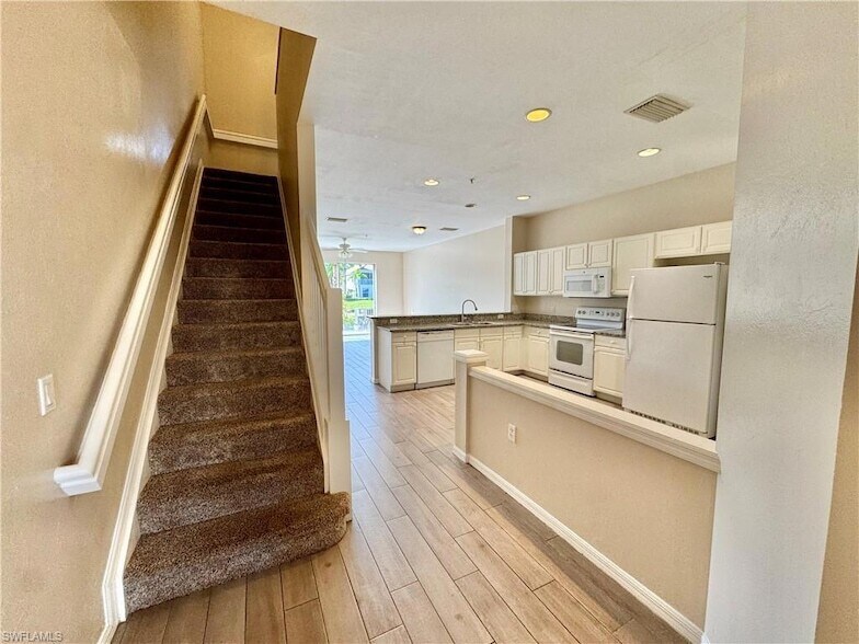 912 Hampton Cir in Naples, FL - Building Photo
