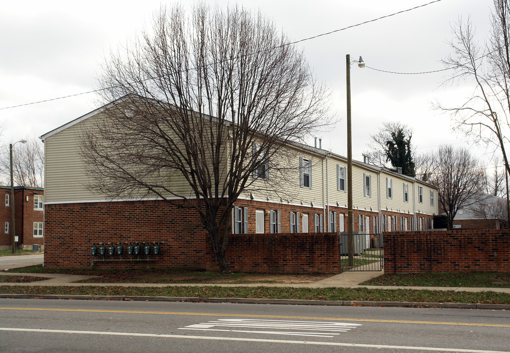 1-8 Washington Sq in Huntington, WV - Building Photo