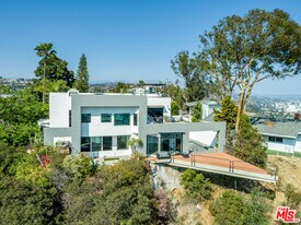 8424 Grand View Dr in Los Angeles, CA - Building Photo