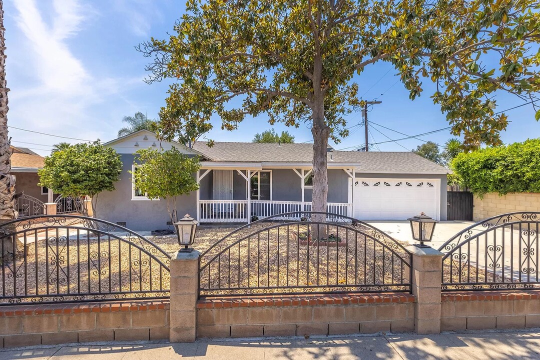 14172 Osborne St in Panorama City, CA - Foto de edificio