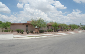 472 W Laguna St in Tucson, AZ - Foto de edificio - Building Photo