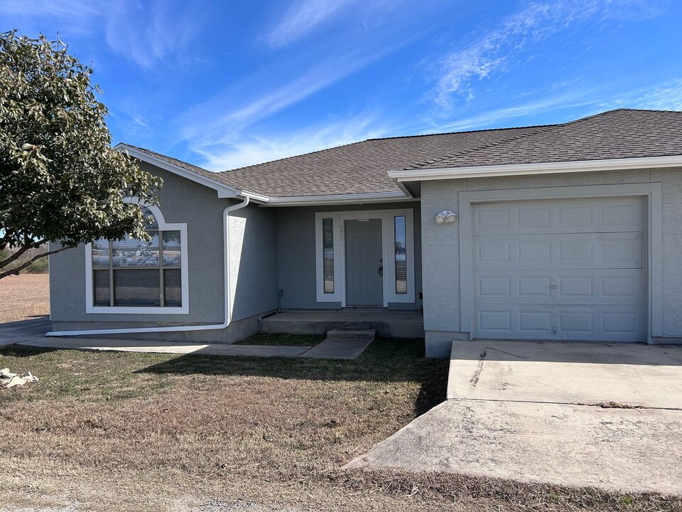 230 County Rd 485 in Castroville, TX - Building Photo