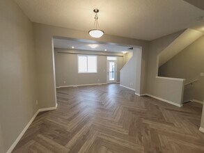 2072 Wonnacott Way SW in Edmonton, AB - Building Photo - Building Photo