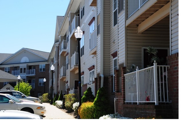Hyde Park Village (Ages 55+) in Iselin, NJ - Foto de edificio - Building Photo