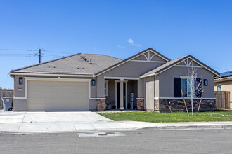 1535 Encantada Ave in Madera, CA - Building Photo - Building Photo