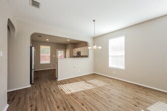 27330 Wrought Iron in San Antonio, TX - Foto de edificio - Building Photo