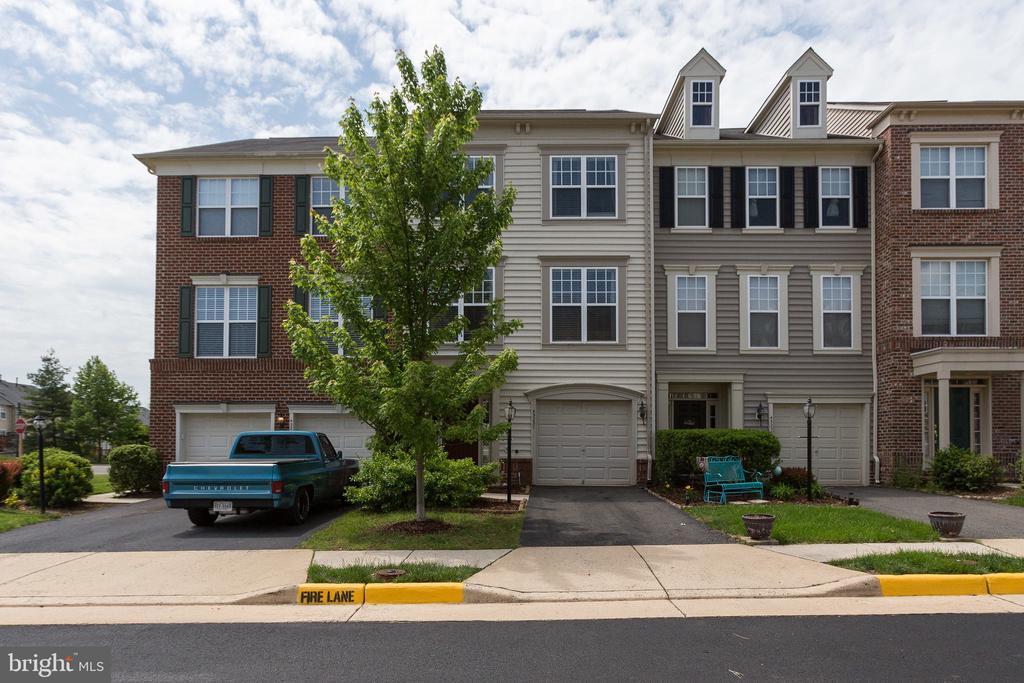 43237 Highgrove Terrace in Broadlands, VA - Building Photo
