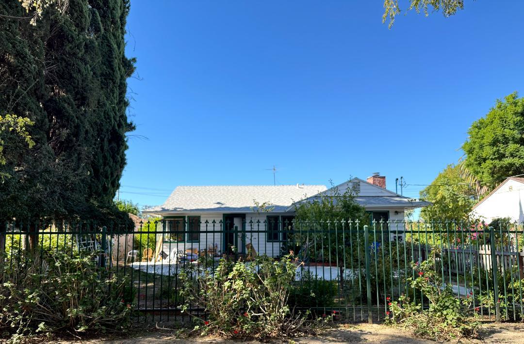 7429 Hesperia Ave in Reseda, CA - Building Photo