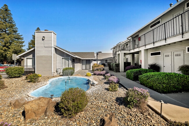 Santa Paula Commons in Modesto, CA - Foto de edificio - Building Photo