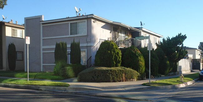 130-136 N Grandview Ave in Covina, CA - Foto de edificio - Building Photo