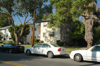 557 Glenwood Rd in Glendale, CA - Building Photo - Building Photo