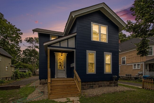 property at 728 W Lovell St