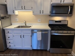 1671 Cass Lake Rd in Keego Harbor, MI - Building Photo - Building Photo