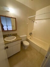 946 W Cameron St in Hanford, CA - Foto de edificio - Building Photo