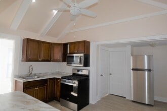 45 Laurel St, Unit Apt 2 in Patchogue, NY - Building Photo - Building Photo