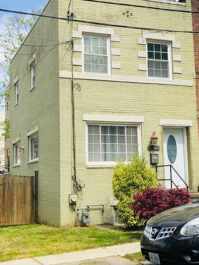 property at 1300 Dexter Terrace SE