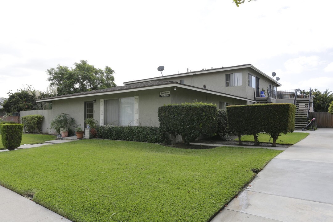 1581 Coriander Dr in Costa Mesa, CA - Foto de edificio