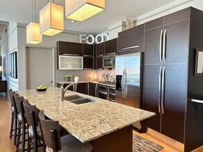 700 12th Ave S, Unit 905 in Nashville, TN - Foto de edificio - Building Photo