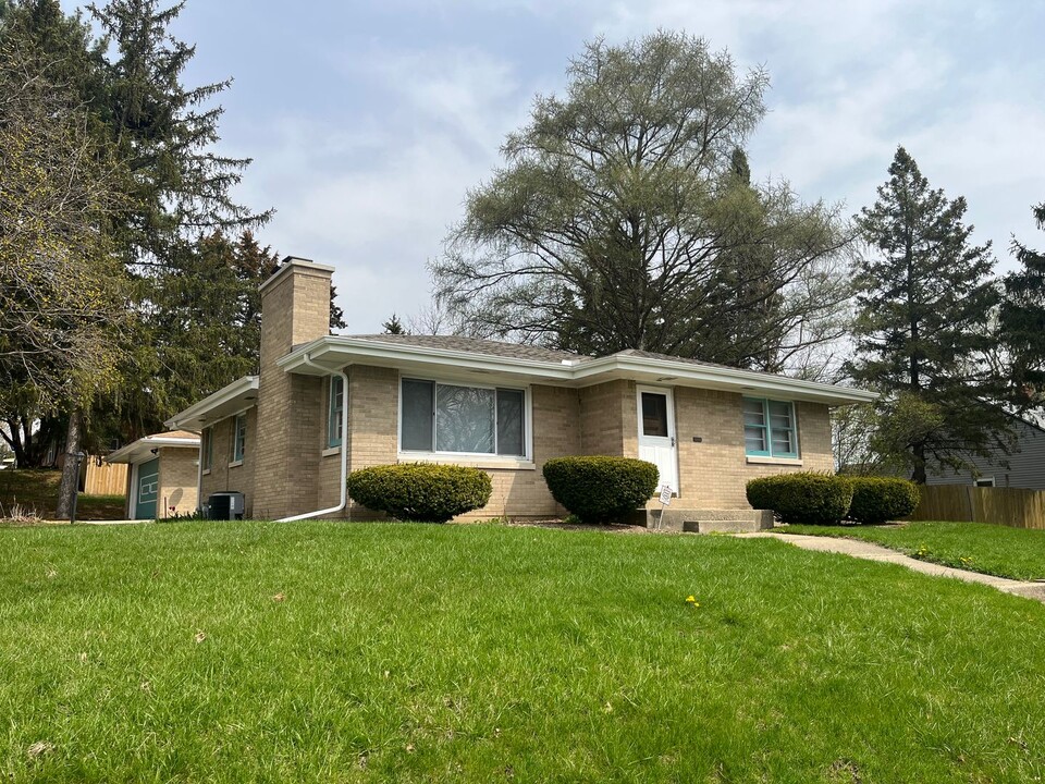 1133 Ogilby Rd in Rockford, IL - Foto de edificio