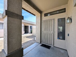 8861 W Paradise Dr in Peoria, AZ - Building Photo - Building Photo