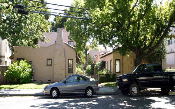 1217 Oak Grove Ave in Burlingame, CA - Building Photo