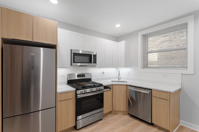 7381 N Damen Ave in Chicago, IL - Building Photo - Building Photo