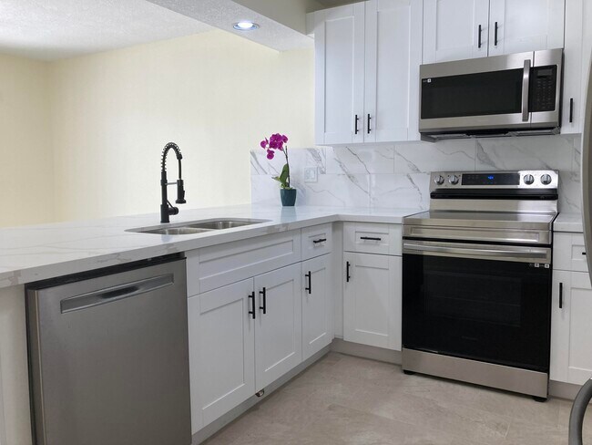 8069 Boca Rio Dr in Boca Raton, FL - Building Photo - Building Photo
