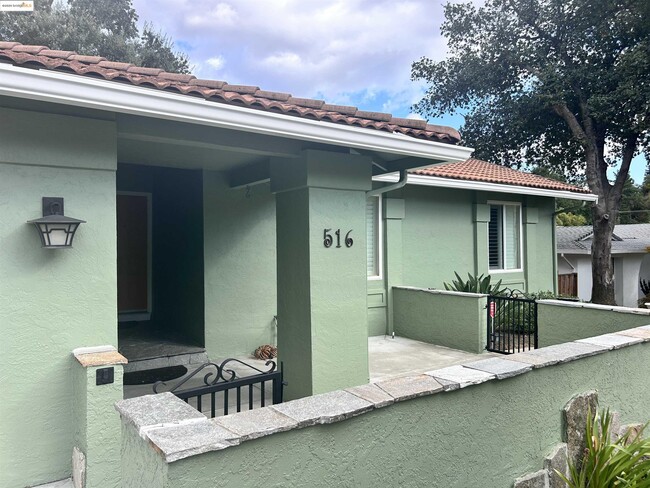 516 Webster Dr in Martinez, CA - Building Photo - Building Photo