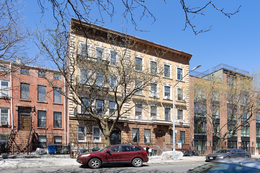 623 Halsey St in Brooklyn, NY - Building Photo