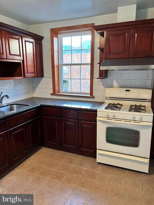 1320 W Girard Ave in Philadelphia, PA - Building Photo