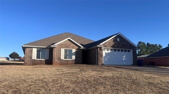 5104 Triplett Rd in Guthrie, OK - Building Photo