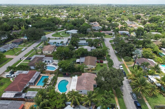 2440 SW 16th St in Fort Lauderdale, FL - Foto de edificio - Building Photo