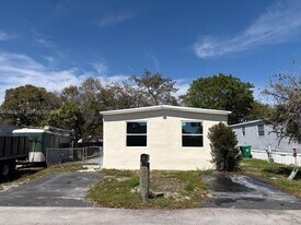 13361 SW 9th Ct in Davie, FL - Building Photo