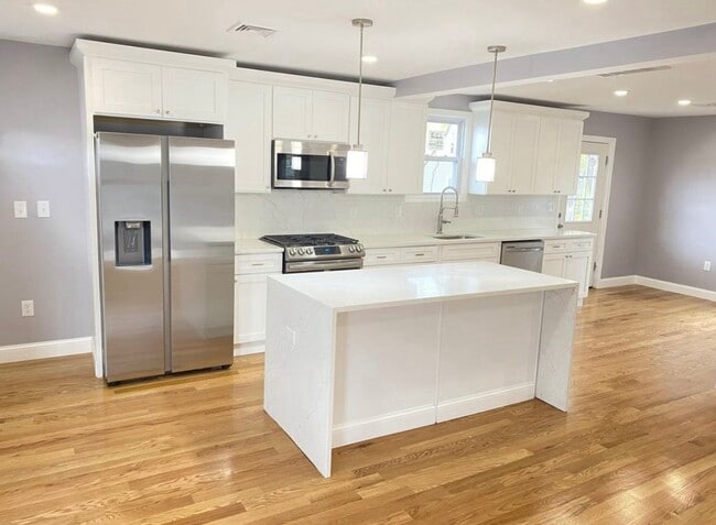 6-2 Charter St, Unit 6 Charter street in Danvers, MA - Foto de edificio - Building Photo
