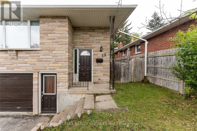 32 Obermeyer Dr in Kitchener, ON - Building Photo - Building Photo