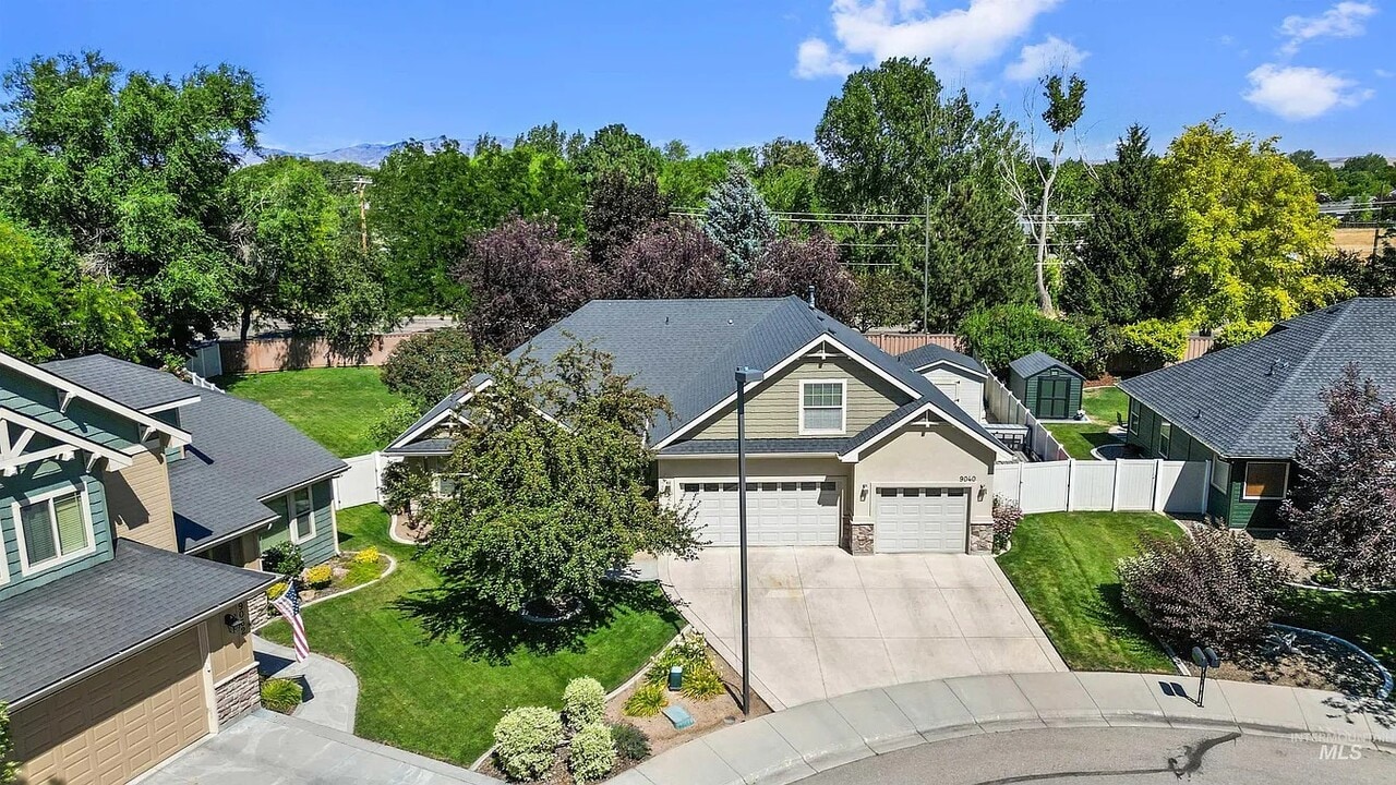 9040 W Avalanche Ct in Boise, ID - Building Photo