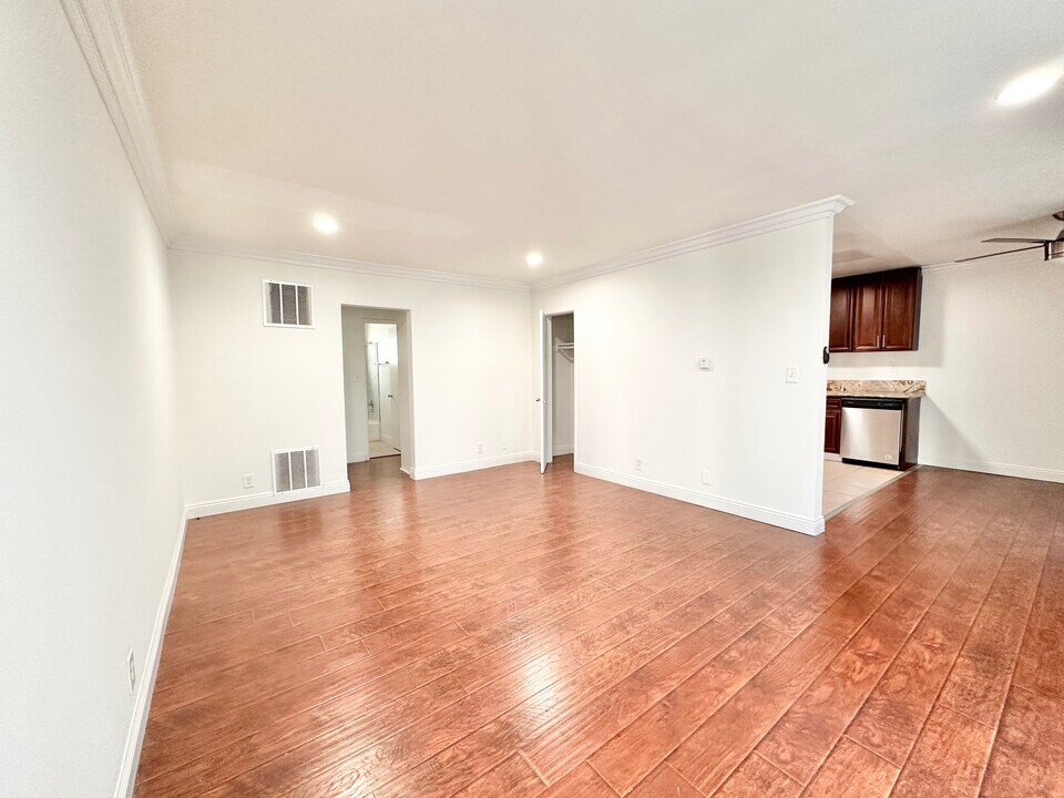 6025 Whitsett Ave in Los Angeles, CA - Building Photo