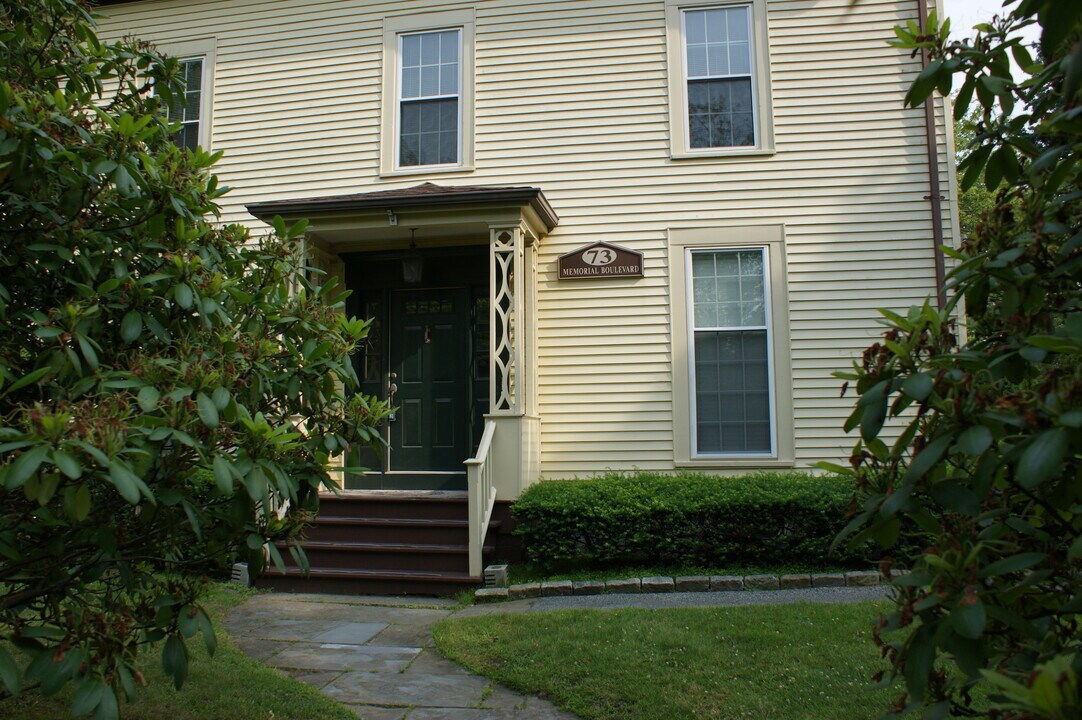 70 Memorial Blvd, Unit 2 in Newport, RI - Building Photo