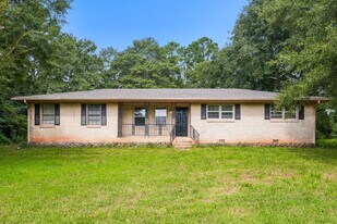 3730 Sunny Hill Dr in Loganville, GA - Building Photo