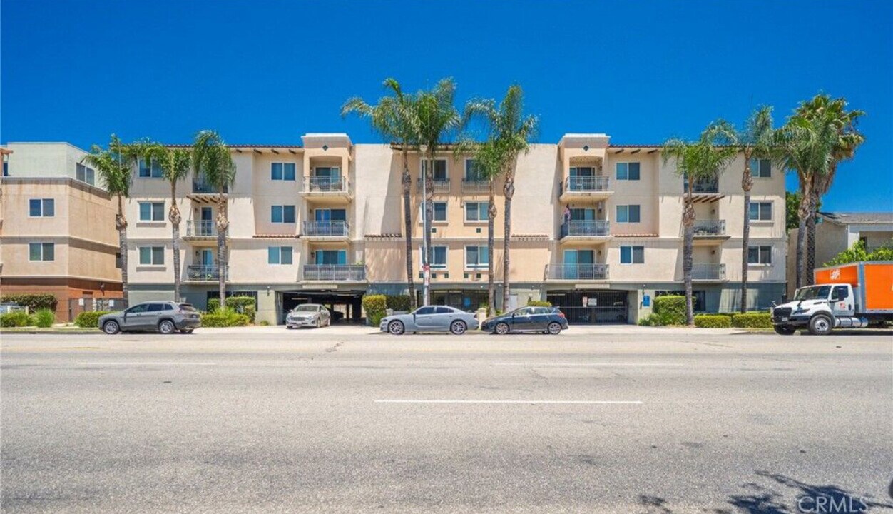 13941 Sherman Way in Los Angeles, CA - Building Photo