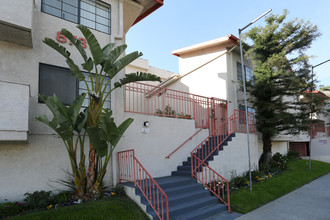 Desoto Pines in Canoga Park, CA - Building Photo - Building Photo